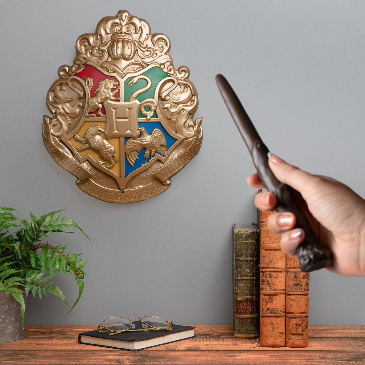 PALADONE Harry Potter Hogwarts crest namizna svetilka z daljincem