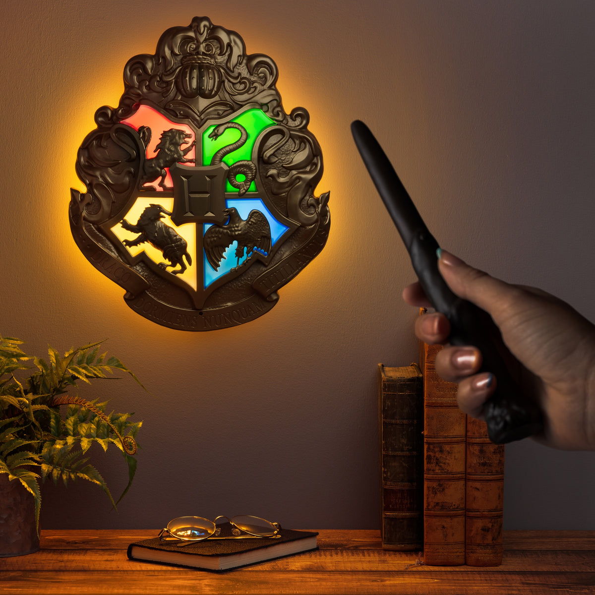 PALADONE Harry Potter Hogwarts crest namizna svetilka z daljincem