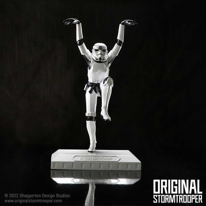NEMESIS NOW Stormtrooper crane kick figurica