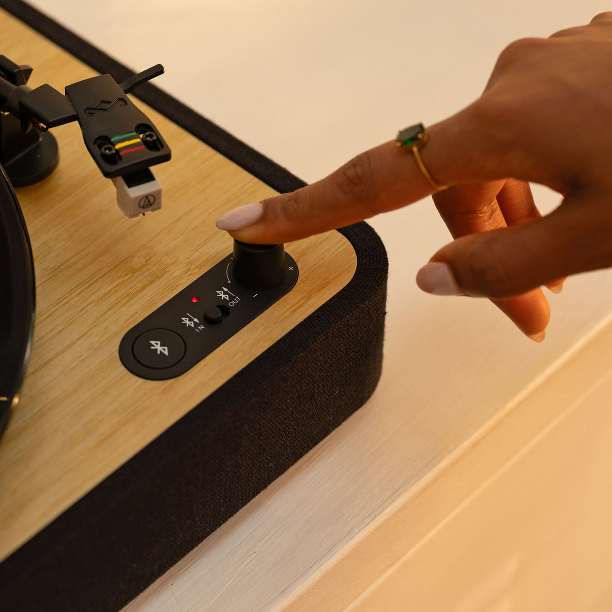 HOUSE OF MARLEY REVOLUTION BT gramofon črne barve