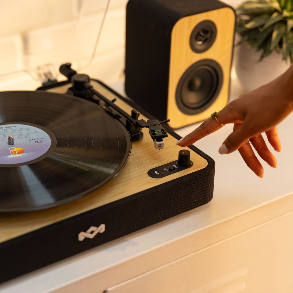 HOUSE OF MARLEY REVOLUTION BT gramofon z zvočniki - črne barve