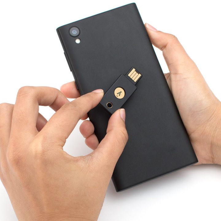 Varnostni ključ Yubico YubiKey 5 NFC, USB-A, črn