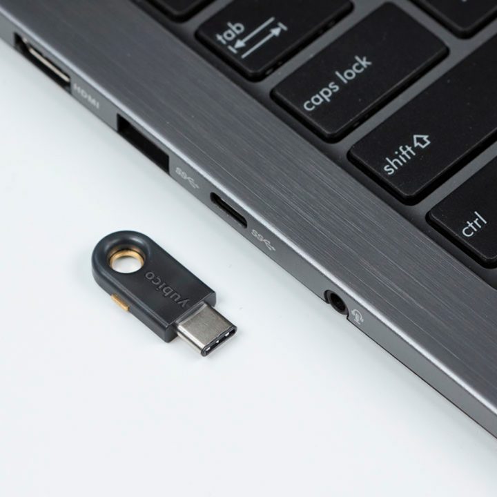 Varnostni ključ Yubico YubiKey 5C, USB-C, črn