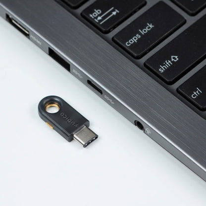 Varnostni ključ Yubico YubiKey 5C, USB-C, črn