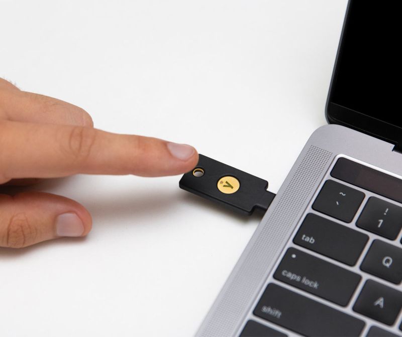Varnostni ključ Yubico YubiKey 5C NFC, USB-C, črn