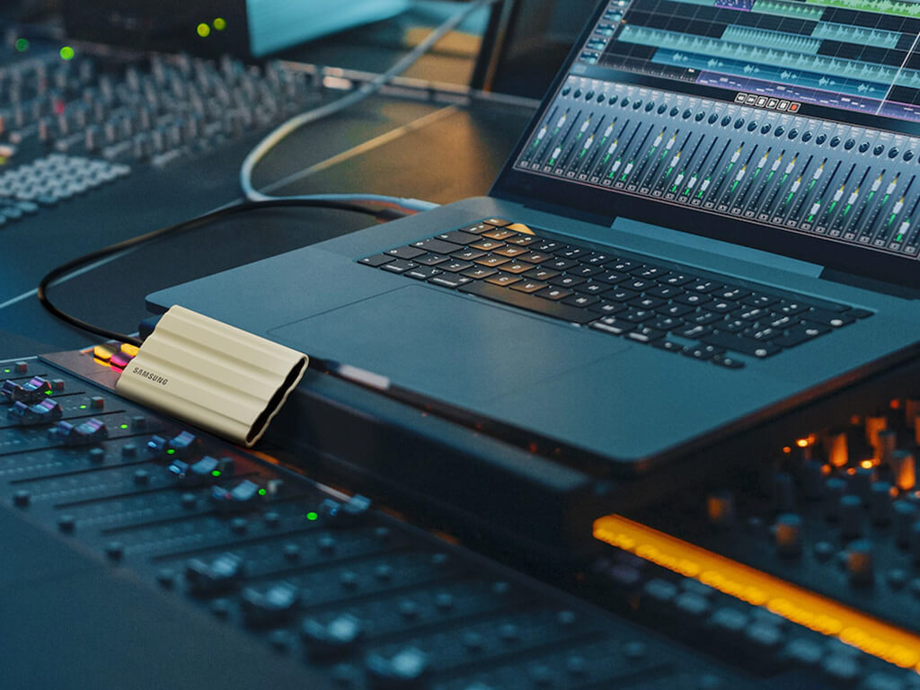 Zunanji SSD 2TB Type-C USB 3.2 Gen2 NVMe, IP65, Samsung T7 Shield, črn, MU-PE2T0S
