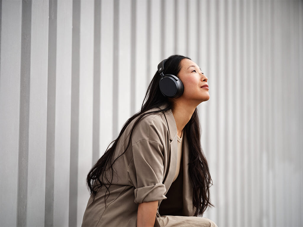 Slušalke Sennheiser MOMENTUM 4 Wireless, črne