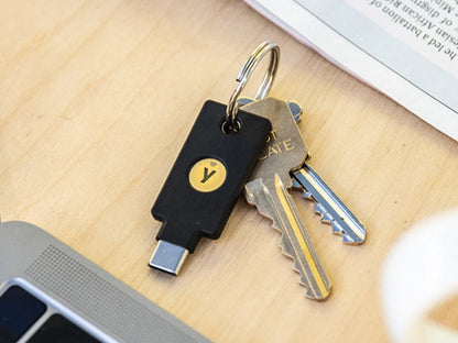 Varnostni ključ Yubico Security Key C NFC, FW 5.7, FIDO2 U2F, USB-C, črn