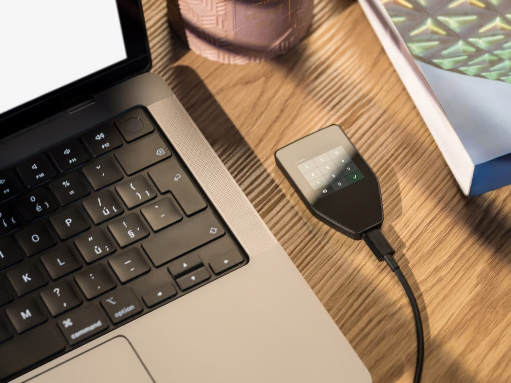 Trezor Safe 5, denarnica za Bitcoin in druge kriptovalute, USB-C, črna