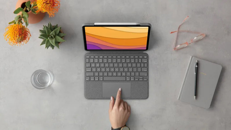 Ovitek s tipkovnico Logitech Combo Touch za iPad Air 13", M2, M3, M4, siv, Slo g.