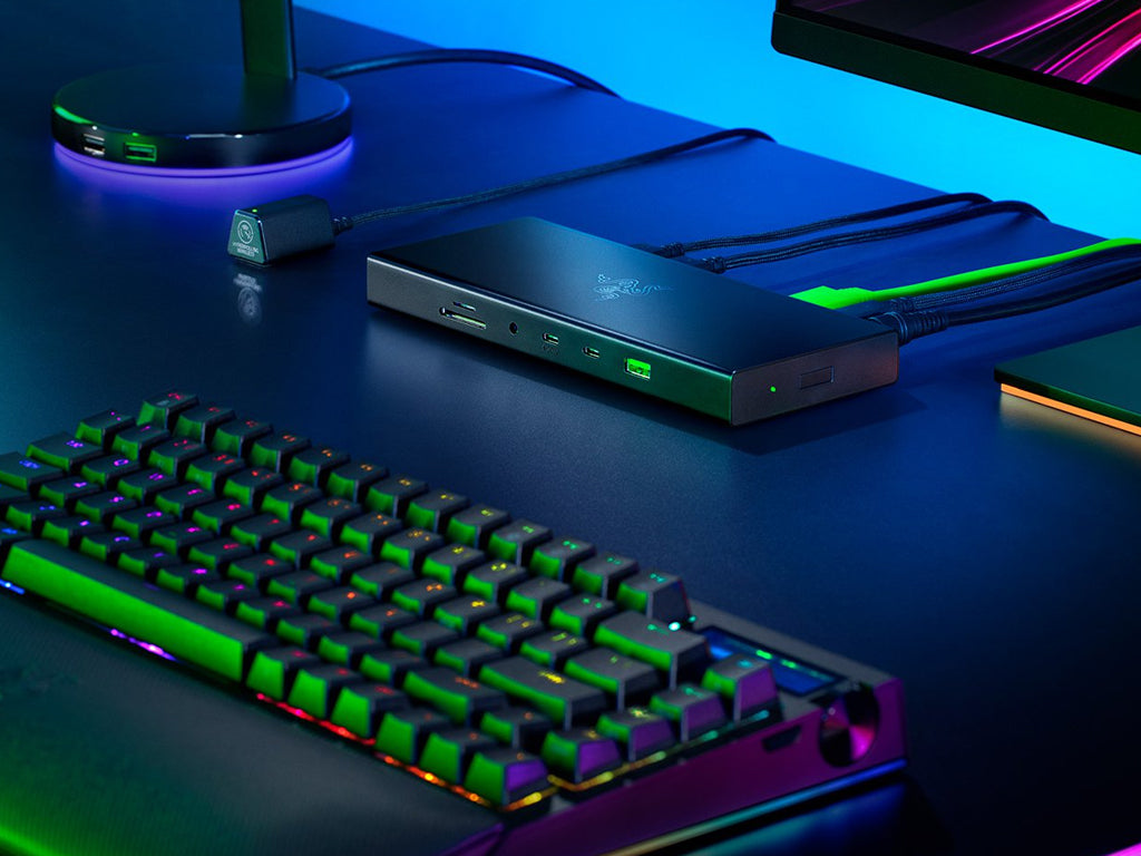 Priključna postaja USB-C Razer USB 4 Dock, 14 v 1, 4xUSB-A, 3xUSB-C, HDMI, DP,  RJ45, AUX, mSD/SD, črna